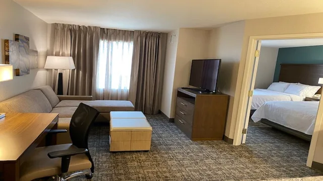 جناح بسريرين كوين بغرفة نوم واحدة مع أريكة بمطبخ، Staybridge Suites Hotel Calgary Airport 8/10