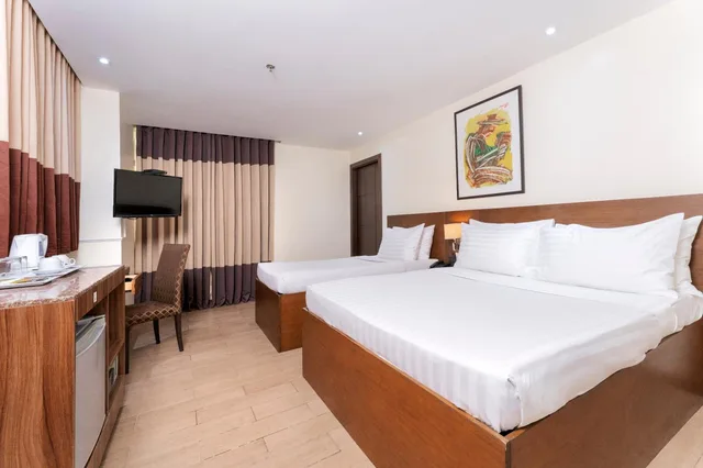 غرفة بريميير ديلوكس بسرير كوين وسرير فردي، Golden Prince Hotel And Suites 2/2