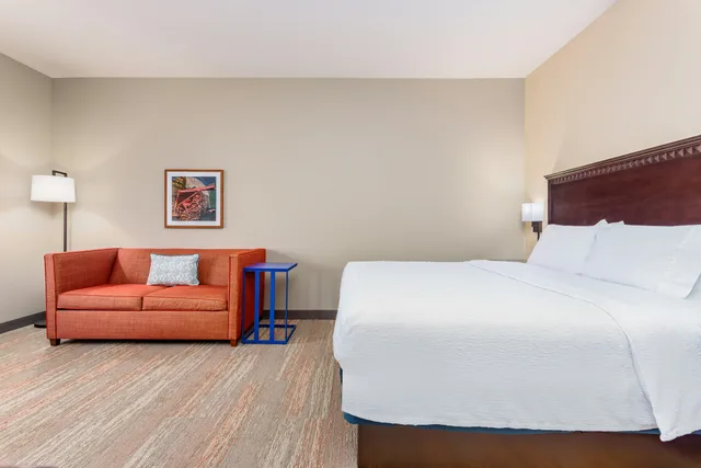 غرفة بسرير كينج مع أريكة لذوي الإعاقة، Hampton Inn & Suites Parkersburg Downtown 2/5