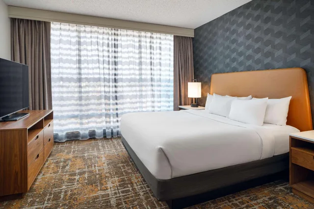 جناح بسرير كينج بغرفتين مع أريكة، Embassy Suites by Hilton Huntsville 1/8