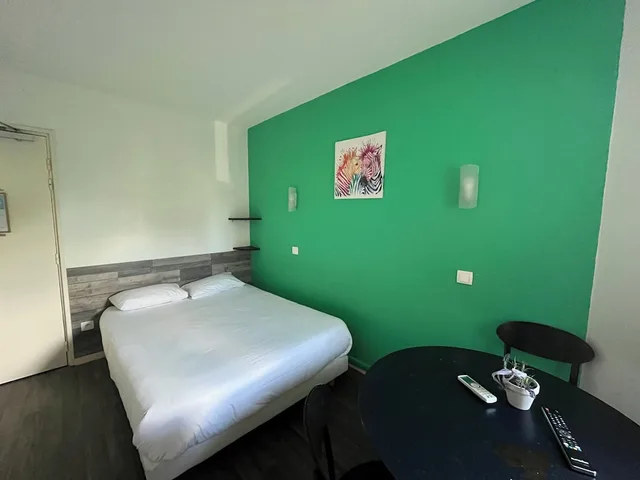غرفة قياسية بسرير مزدوج وسريرين منفصلين، Kyriad Direct Macon Sud 5/10