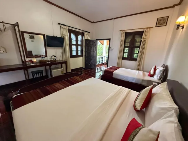 غرفة عائلية بسرير كوين بإطلالة على المسبح، Vangsavath Hotel 1/2