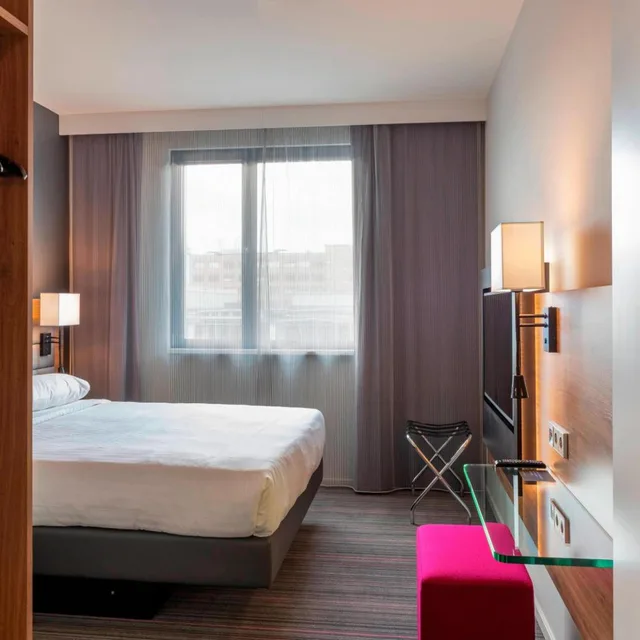 Moxy Sleeper, Guest Room, Queen Bed، Moxy Milan Linate Airport 3/6