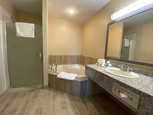 غرفة قياسية كبيرة بسرير كينج مع أريكة بحوض جاكوزي، Best Western Strathmore Inn 8/10