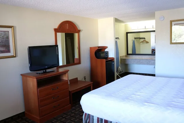 غرفة قياسية بسرير كينج بشرفة، Best Western Milton Inn 7/9