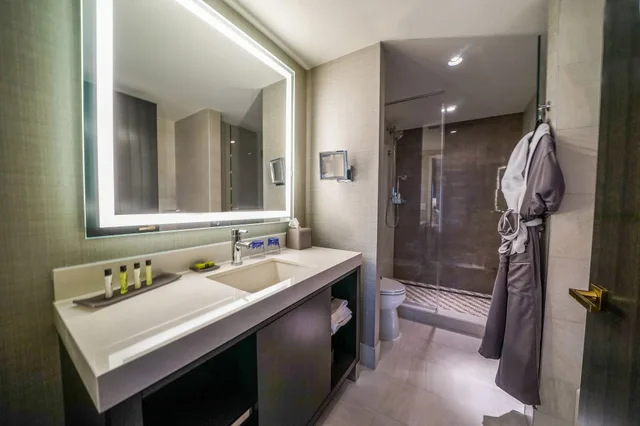 غرفة بريميوم بسرير كينج، InterContinental Washington D.C. - The Wharf, an IHG Hotel 5/6