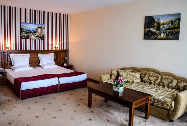 جناح جونيور، Hotel Karolina 2/3