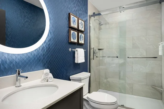 غرفة بسريرين كوين بحوض استحمام لذوي الإعاقة، Hotel Westport Kansas City, Tapestry Collection by Hilton 1/1