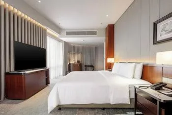 استوديو بريميير، The Gardens Hotel 1/1