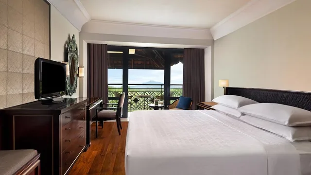 غرفة ملكية بسرير كينج وسريرين منفصلين بإطلالة على الجبل بشرفة بغرفتي نوم، Mustika Yogyakarta Resort & Spa 2/5
