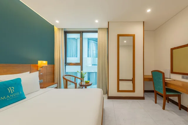 غرفة ديلوكس بسرير كينج وسرير كوين، Mandila Beach Hotel Danang 1/4
