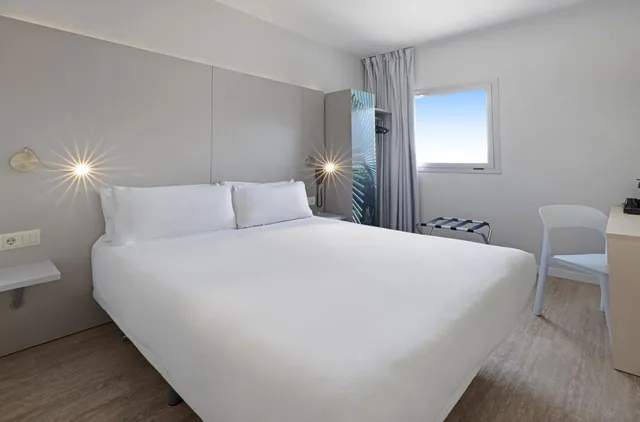 Superior, Double Bed, B&B HOTEL Girona 2 4/9