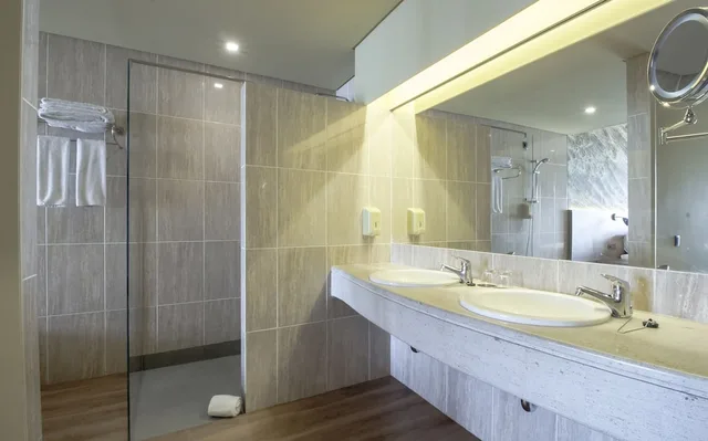 جناح سوبيريور بسرير مزدوج بإطلالة على البحر مع أريكة، Calheta Beach by Savoy Signature 6/7