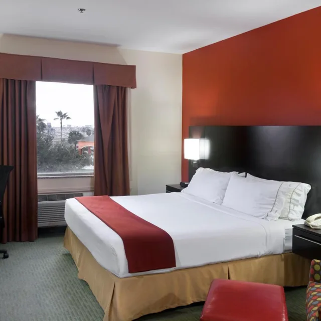 جناح لذوي الإعاقة، Holiday Inn Express Hotel Suites Brownsville 1/3