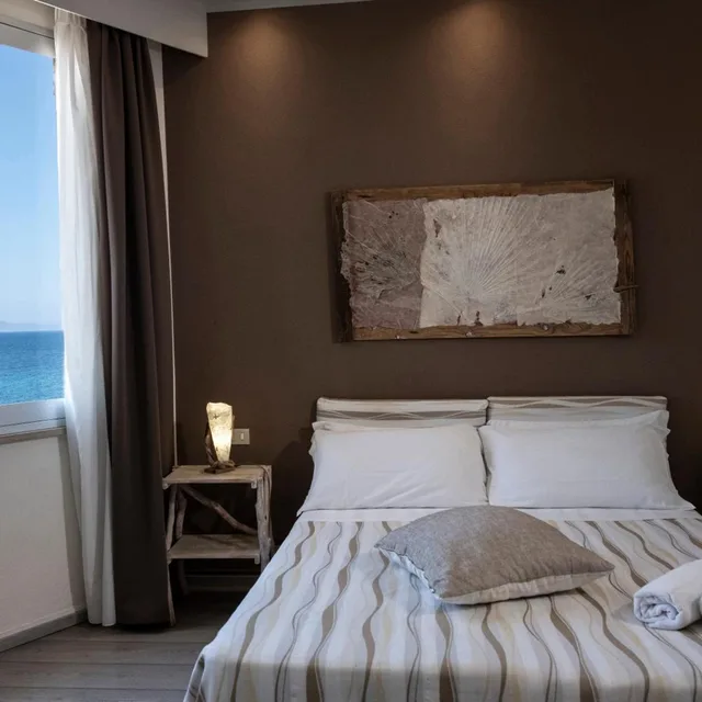 غرفة ديلوكس بسرير مزدوج أو سريرين منفصلين بإطلالة على البحر بشرفة، Hotel Tirreno Formerly Sea Club Tirreno 10/10