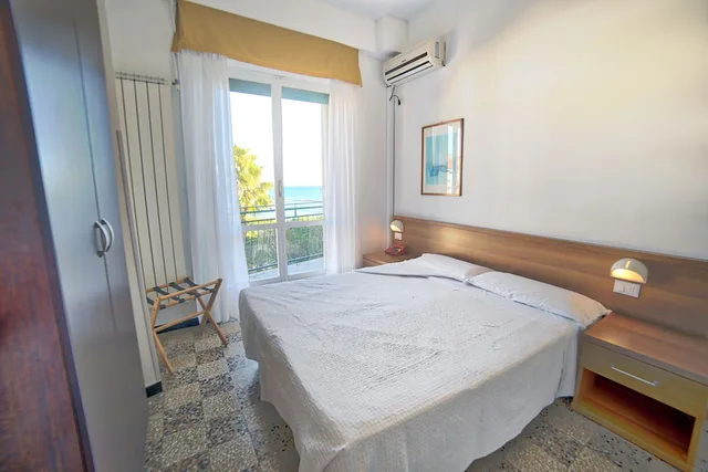 غرفة قياسية رباعية بسرير كوين وأسرّة بطابقين، HOTEL MAYOLA 1/3