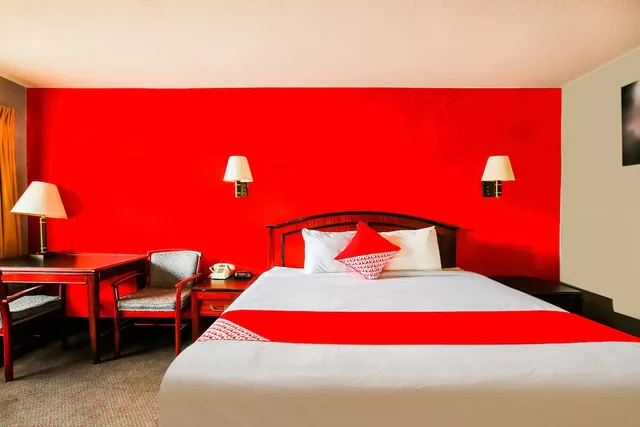 King Bed Smoking, OYO Hotel Texarkana North Heights AR Hwy I-30 1/4