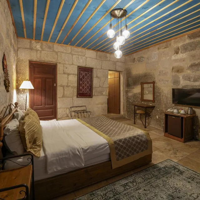 جناح جونيور، Tekkaya Cave Hotel 3/10