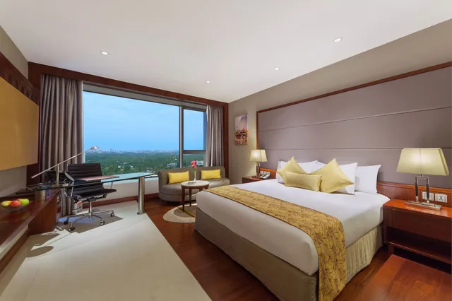 غرفة بريميوم بسرير كينج، CROWNE PLAZA KOCHI 1/8