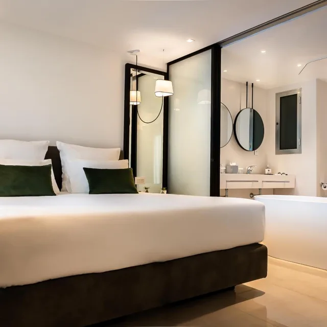 جناح جونيور، Valentina Hotel 4/8
