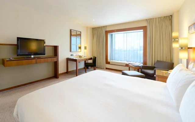 غرفة بريميوم بسرير مزدوج أو سريرين منفصلين، Vignette Collection Canary Riverside Plaza London by IHG 1/3