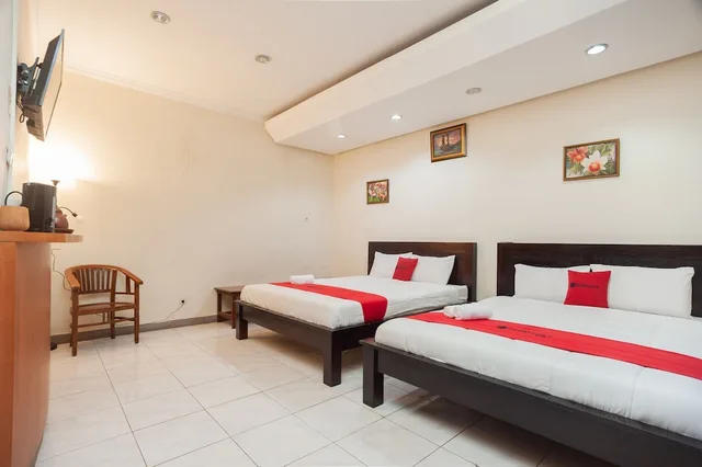غرفة بريميوم بسريرين منفصلين، Reddoorz Plus Near Universitas Indonesia 2/5