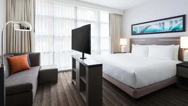 جناح بسرير كينج بغرفة نوم واحدة مع أريكة بحوض استحمام لذوي الإعاقة، HYATT HOUSE WASHINGTON DC / THE WHARF 1/5