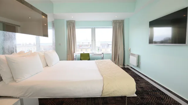 Suite, King Bed, Citrus Hotel Cheltenham By Compass Hospitality 1/10
