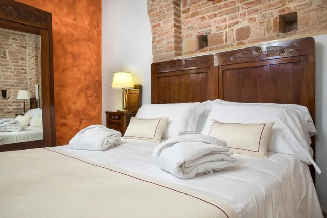 جناح بسرير كوين بشرفة، Villa Malaspina 1/3