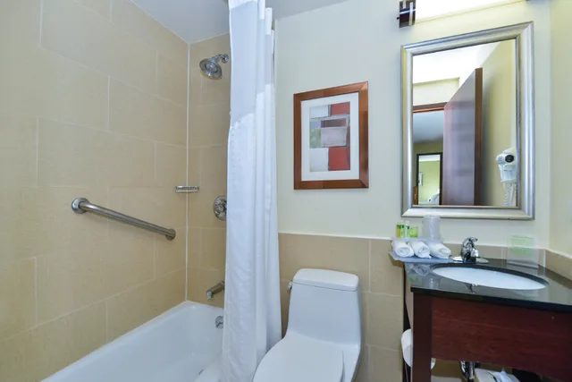 غرفة بسرير كينج مع أريكة، Holiday Inn Express Manhattan Midtown West 4/4