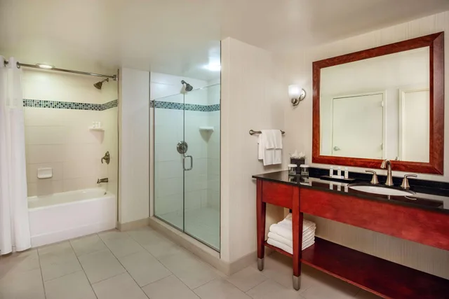 جناح بسرير كينج بغرفتين مع أريكة، Embassy Suites by Hilton Boston Waltham 3/3