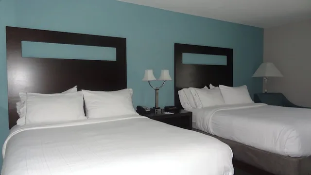 غرفة قياسية بسريرين كوين، Holiday Inn Express Kansas City - Bonner Springs an IHG Hotel 2/8
