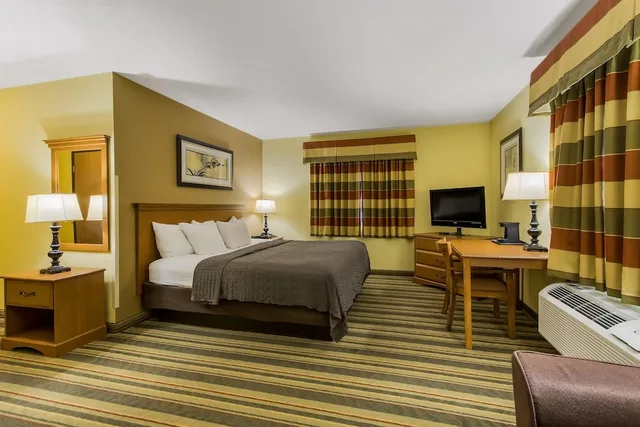 جناح بسرير كينج، Econo Lodge Inn & Suites Yankton, SD 1/2