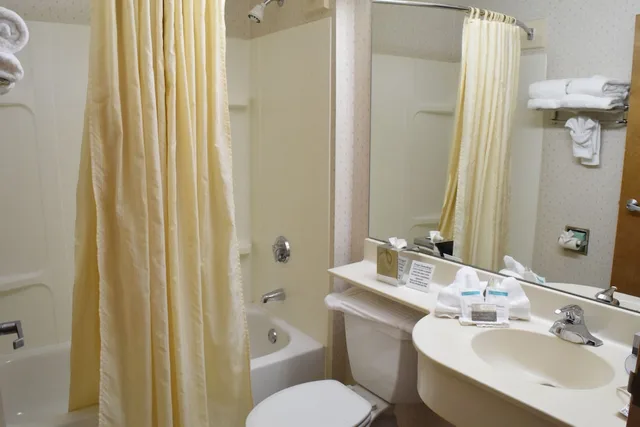 جناح جونيور بسرير كوين مع أريكة، Inn At the Finger Lakes 3/4