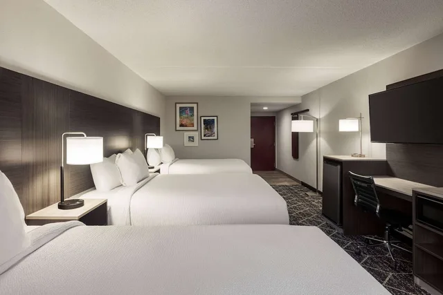 غرفة بسريرين كوين، La Quinta Inn and Suites by Wyndham Lake George 1/2
