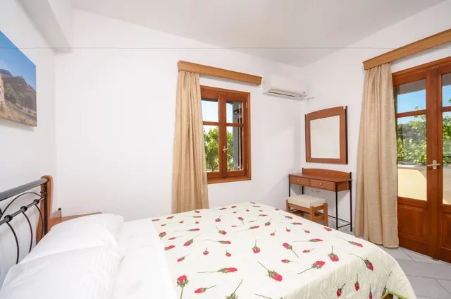 كوخ كومفورت بسريرين منفصلين وسريرين مزدوجين بـ3 غرف نوم مع أريكة، Naxos Cottage 1/5