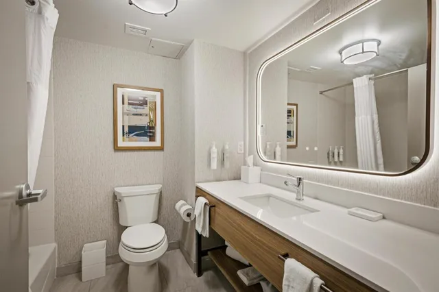 غرفة بسريرين كوين مع أريكة بحوض استحمام، Hampton Inn Hickory 3/3