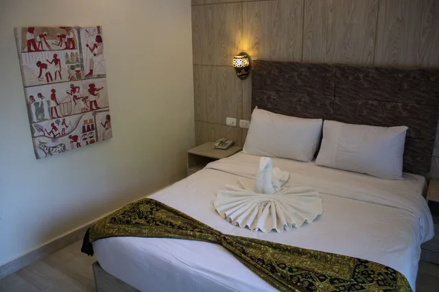 غرفة بسرير كينج بإطلالة على الحديقة، Nine Pyramids View Hotel 1/4