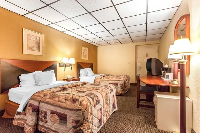 غرفة قياسية بسريرين مزدوجين للمدخنين، Rodeway Inn Sandusky North 2/2
