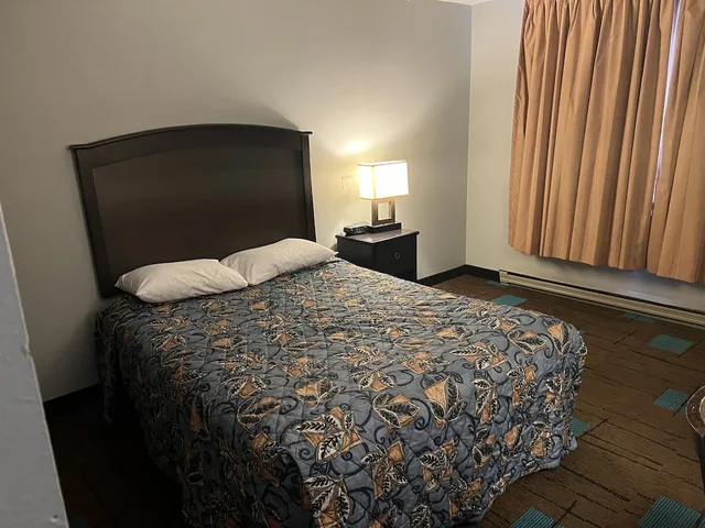 غرفة بسرير كوين، The Ridge Hotel Portage 1/2