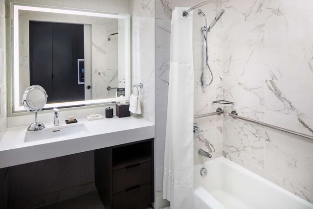 غرفة ديلوكس بسرير كينج بحوض استحمام لذوي الإعاقة، Hilton Aventura Miami 4/4