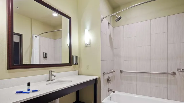 غرفة بسرير كينج، Best Western Lindsay Inn Suites 2/2