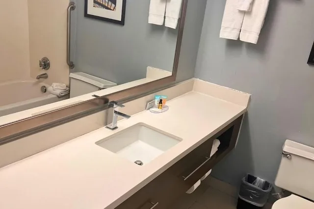 غرفة قياسية بسريرين كوين، Envision Hotel And Conference Center Mansfield Foxboro 2/2