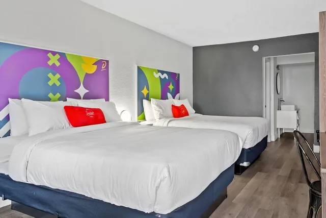 غرفة بسريرين كوين بإطلالة على الفناء، Baymont by Wyndham Jacksonville Airport 1/7