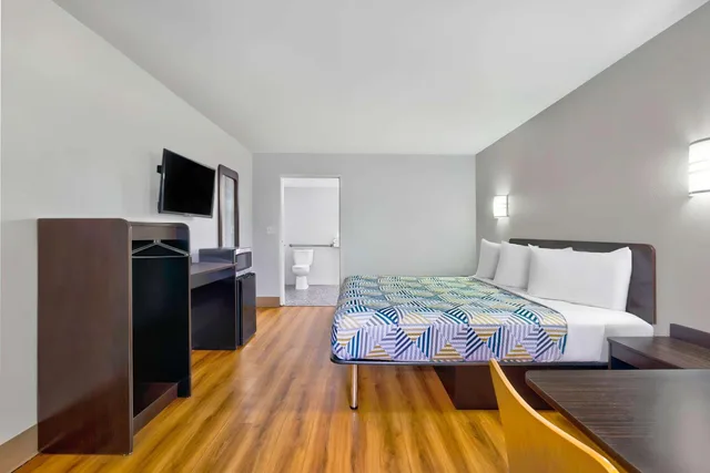 1 King Bed Mobility Accessible Tub Smk، Motel6 Plano, TX - Plano Northeast 5/7