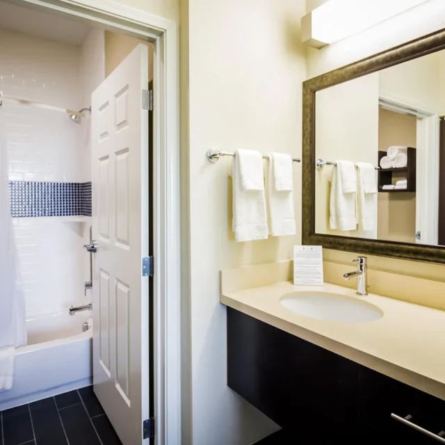 جناح بسرير مزدوج بغرفتي نوم لذوي الإعاقة، Staybridge Suites Plano Frisco 2/2