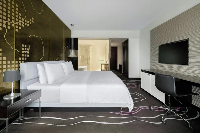 غرفة كلوب بسرير كينج بإطلالة على النهر، Le Meridien Saigon 2/7