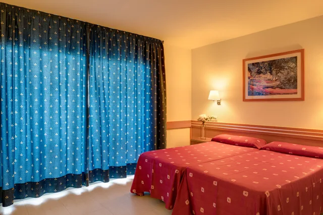 غرفة ثلاثية بثلاثة أسرّة بإطلالة على البحر، Htop Pineda Palace - Adults Only 4/8