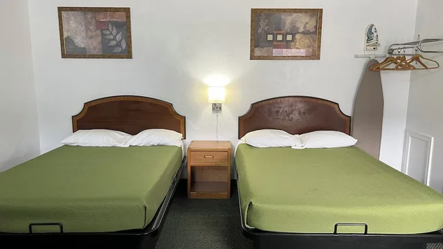 غرفة قياسية بسريرين كوين، Relax Inn Motel And Bar 2/4