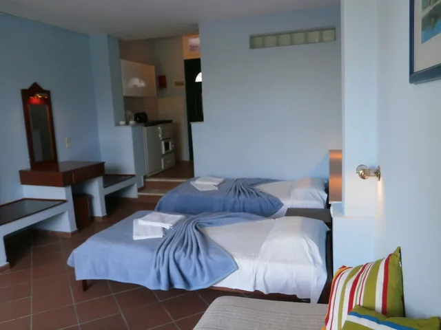 Room, Triple, 1 Double and 1 Single Bed, Garden View, Mediterranean Blue 5/8